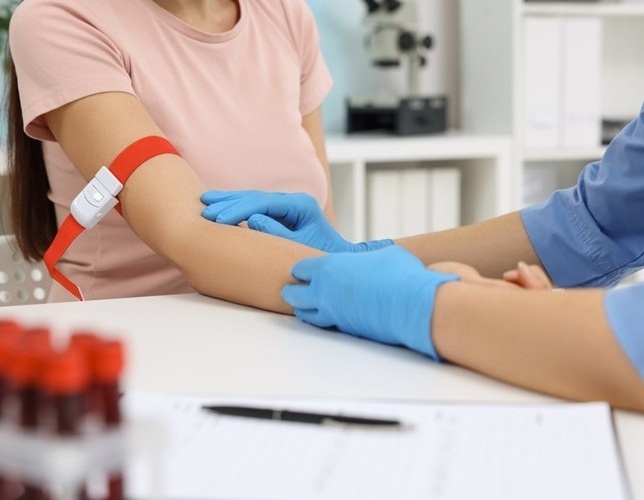Imagen: la tecnología analiza múltiples grupos de marcadores de una sola muestra de sangre, proporcionando una herramienta no invasiva para la detección del cáncer de ovario (foto cortesía de Shutterstock)