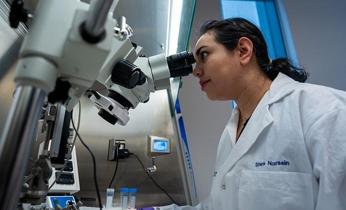 Imagen: Shirin Nouraein es la primera autora del estudio que condujo a la nueva estrategia de edición de marcadores séricos (fotografía cortesía de Jorge Vidal/Universidad Rice)