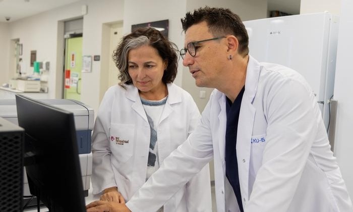Imagen: La investigadora Fusun Can (a la izquierda) está desarrollando una prueba para detectar tanto la resistencia como la virulencia en Klebsiella pneumoniae (fotografía cortesía de la Universidad de Koç)