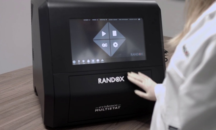 Imagen: DOA Urine MultiPlex está disponible en el analizador de analitos múltiples Evidence MultiSTAT totalmente automatizado (fotografía cortesía de Randox)