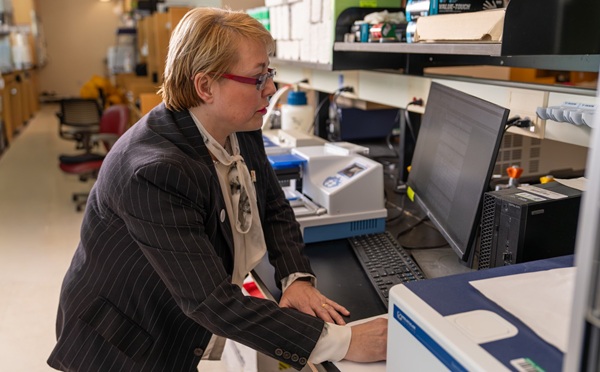 Imagen: Sophie Paczesny, M.D., Ph.D y su equipo han puesto BIOPREVENT a disposición de investigadores y médicos de forma gratuita para que lo prueben y aprendan (fotografía cortesía de Cliff Rhodes)