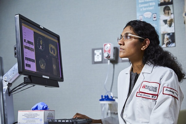Imagen: Dra. Pooja Ghatalia, profesora asociada del Departamento de Hematología/Oncología del Fox Chase Cancer Center (Fotografía cortesía de Fox Chase Cancer Center)