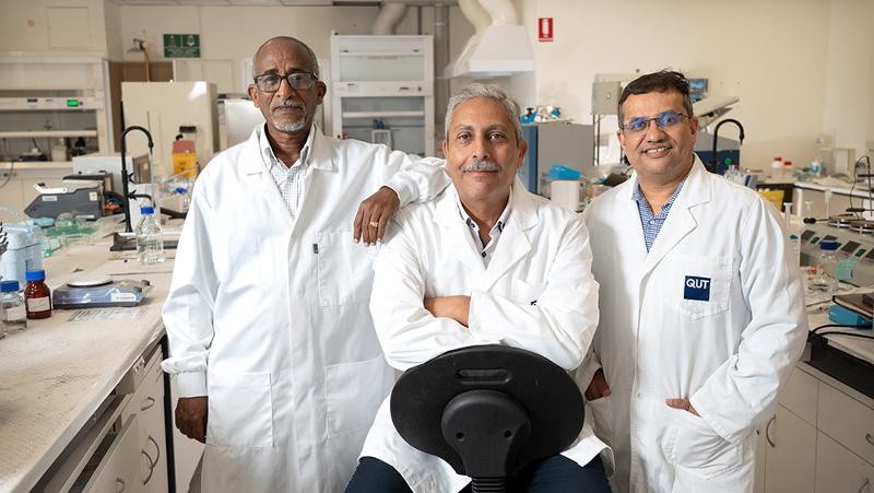 Imagen: el equipo de investigación de QUT incluyó (de izquierda a derecha) a Tuquabo Tesfamichael, Emad Kiriakous y Prashant Sonar (fotografía cortesía de la Universidad Tecnológica de Queensland)