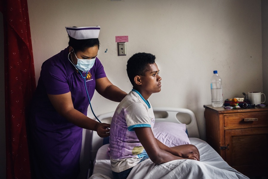 Imagen: las nuevas directrices de la OMS recomiendan pruebas moleculares rápidas de tuberculosis, toma de muestras mediante hisopado lingual y recolección de esputo para mejorar el diagnóstico. (Fotografía cortesía de la OMS)