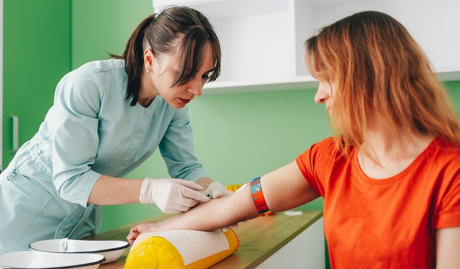 Imagen: los niveles sanguíneos elevados de p-tau217 son un indicador temprano del riesgo futuro de demencia en las mujeres (Fotografía cortesía de 123RF)