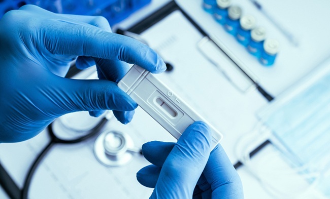 Imagen: las pruebas rápidas de antígenos para el VRS ayudan a los médicos a distinguir las infecciones virales de las enfermedades bacterianas (Fotografía cortesía de 123RF)