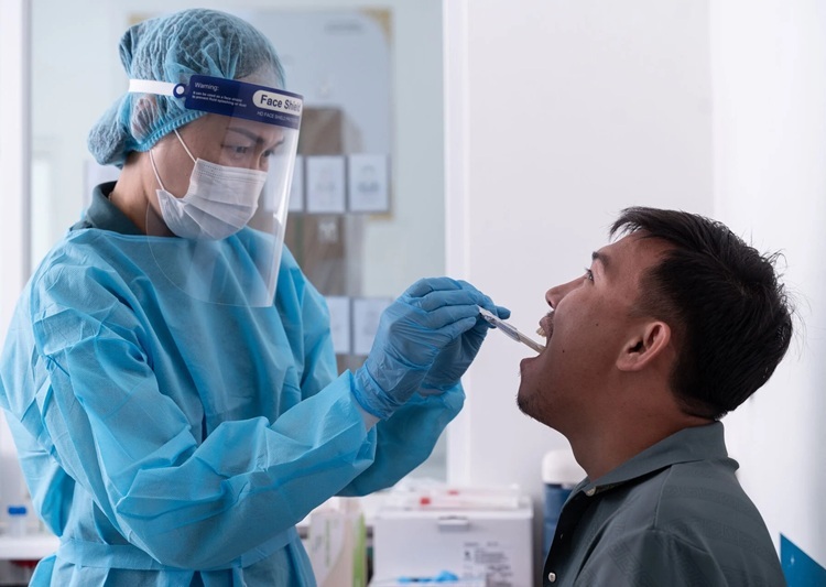 Imagen: La guía recomienda muestras de hisopos de lengua fáciles de recolectar y una estrategia de combinación de esputo que ahorre costos para la tuberculosis y la tuberculosis resistente a la rifampicina. (foto cortesía de OMS/Enric Catala Contreras)