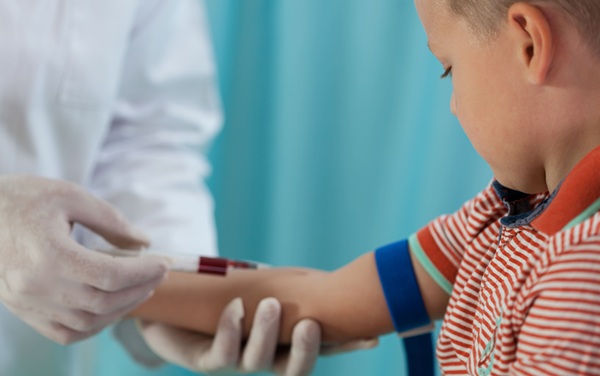 Imagen: los resultados del estudio muestran que los niveles de proteína en sangre cambian notablemente en la niñez y la adolescencia, y las diferencias de sexo aumentan con la edad (crédito de la foto: Adobe Stock)