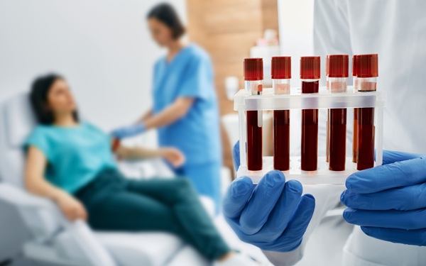 Imagen:  nuevos hallazgos muestran que los análisis de sangre de rutina realizados varios años antes del embarazo se asocian con un riesgo posterior de hipertensión y preeclampsia (crédito de la foto: Adobe Stock)