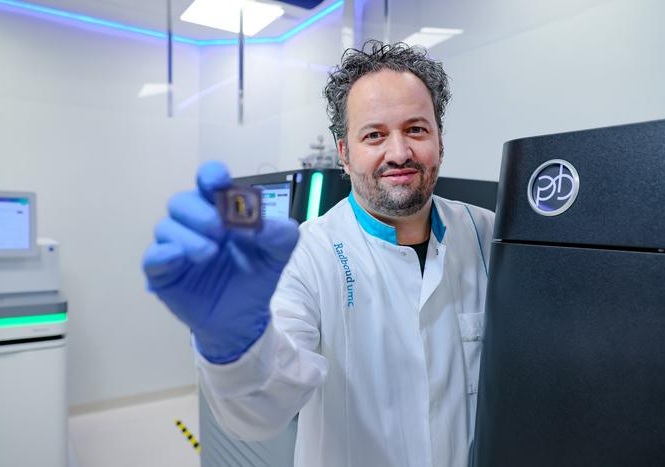 Imagen: Profesor Alexander Hoischen utilizando secuenciación del genoma de lectura larga (Fotografía cortesía de Radboudumc)