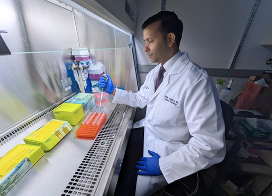 Imagen: El autor principal del estudio, el Dr. Akhil Chawla, un oncólogo quirúrgico complejo, trabajando en su laboratorio en la Facultad de Medicina Feinberg de la Universidad Northwestern en Chicago (Fotografía cortesía de Ben Schamisso / Universidad Northwestern)