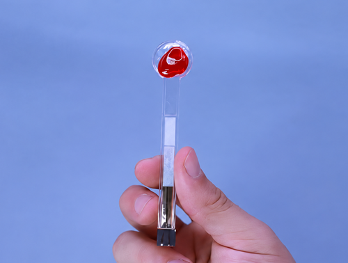 Imagen: La capa de caramelo rojo con sabor a melocotón de Lollylab estimula la producción de saliva y un sensor en la parte inferior la analiza en busca de acetaminofén. (Crédito de la imagen: Adaptado de ACS Sensors 2026, DOI: 10.1021/acssensors.6c00691)
