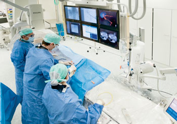 Imagen B: El procedimiento de embolización con EmboGuide de Philips en el Hospital Universitario de Lovaina (Bélgica) (Fotografía cortesía de Philips Healthcare).