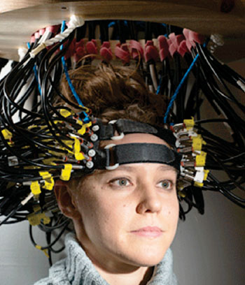 Imagen A: Britt Gott, participante en la investigación, porta una gorra utilizada para obtener imágenes del cerebro mediante tomografía de difusión óptica (DOT) (Fotografía cortesía de la Facultad de Medicina de la Universidad de Washington en St Louis).