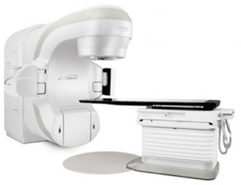 Imagen: El sistema TrueBeam, diseñado para radioterapia guiada por imágenes (Fotografía cortesía de Varian Medical Systems).