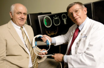 Imagen: El investigador William Culp, MD, (a la derecha) y Doug Wilson de UALR (a la izquierda) han desarrollado un dispositivo para tratar los accidentes cerebrovasculares (Fotografía cortesía de la Oficina de Comunicaciones de UAMS/UALR).