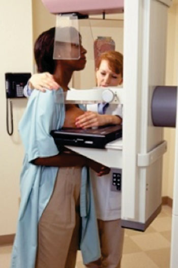 Imagen B: Una mujer a quien le practican un mamograma (Fotografía cortesía del CDC – Centros para el Control de Enfermedades de los EUA).