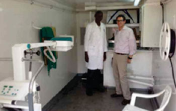 Imagen: El camión de rayos X móvil especialmente diseñado alcanza los pacientes en las zonas marginadas de Kenia. Peter Otunga, jefe de la radiografía para AMPATH, y el radiólogo, Marc Kohli, MD, en el interior del camión (Fotografía cortesía de Noticias de la RSNA).