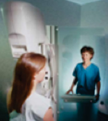 Imagen: Una paciente a quien le practican una mamografía (Fotografía cortesía de RadiologyInfo).