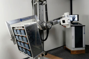 Imagen: Un conjunto de sensores CMOS 3x4 graba las imágenes de rayos X (Fotografía cortesía de Alain Herzog/EPFL).