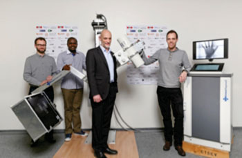 Imagen: El equipo del proyecto EssentialTech con el sistema GlobalDiagnostiX DR (Fotografía cortesía de la EPFL).