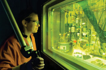 Imagen: La química, Amanda Youker purificando el molibdeno-99 (Fotografía cortesía de Wes Agresta/ANL).