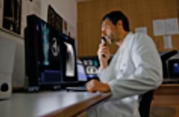 Imagen: El syngo.via MM para Oncología facilita que los médicos puedan dar cumplimiento a las directrices de la Sociedad Británica del Tórax para la investigación y el manejo de los nódulos pulmonares (Fotografía cortesía de Siemens Healthcare).