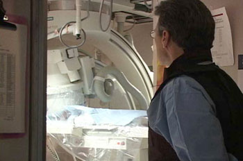Imagen: Un paciente a quien le practican un procedimiento de radiología intervencionista (Fotografía cortesía de la RSNA).