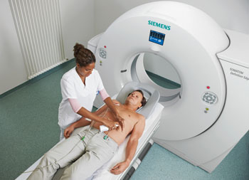 Imagen: El escáner para tomografía computarizada (TC) SOMATOM Definition Edge (Fotografía cortesía de Siemens Healthcare).