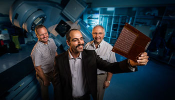 Imagen: Ziyad Alrowaili sostiene el MP512 con el Dr. Martin Carolan y el Prof. Anatoly Rozenfeld (Fotografía cortesía de la UOW).