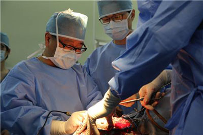 Imagen: Los neurocirujanos del Universitario Chung-Ang, realizando el trasplante de cráneo (Fotografía cortesía de Yonhap).