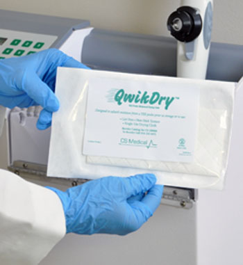 Imagen: El paño QwikDry para el secado de la sonda de ultrasonido para TEE (Fotografía cortesía de CS Medical).