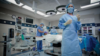 Imagen: Los cirujanos en el Hospital Souza Aguiar de Brasil, en Río de Janeiro (Fotografía cortesía de GE Healthcare).