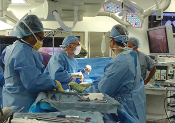 Imagen: La foto muestra a un cirujano realizando un procedimiento iVATS en el quirófano híbrido, AMIGO (Fotografía cortesía de la RSNA).