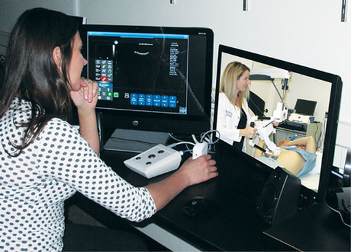 Imagen: El estudio mostró que la ecografía telerobótica podría permitirles a los ecografistas y radiólogos la realización de exámenes a distancia (Fotografía cortesía de la RSNA).