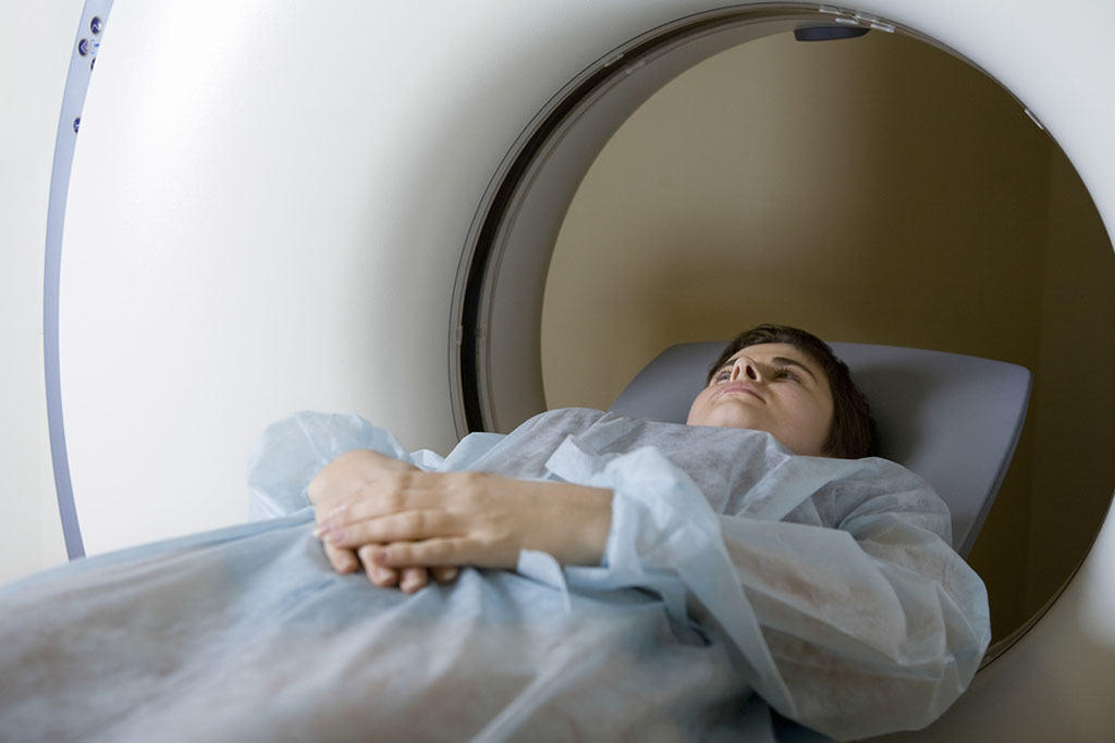 Imagen: Una mujer joven a punto de que le practiquen una tomografía computarizada (Fotografía cortesía de las Publicaciones sobre Salud de Harvard, Universidad de Harvard).