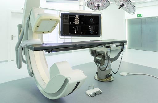 Imagen: La tecnología de navegación quirúrgica de realidad aumentada mejora la guía mediante rayos X (Fotografía cortesía de Philips).