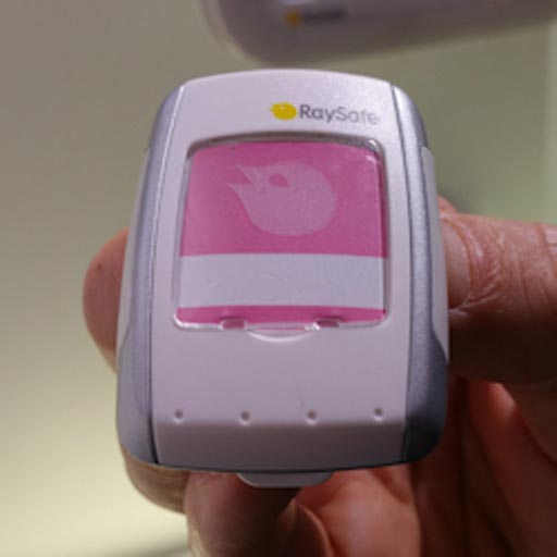 Imagen: El dispositivo i3 les ayuda a los médicos a seguir la exposición de rayos X en tiempo real, y les permite minimizar la exposición innecesaria (Fotografía cortesía de RaySafe).