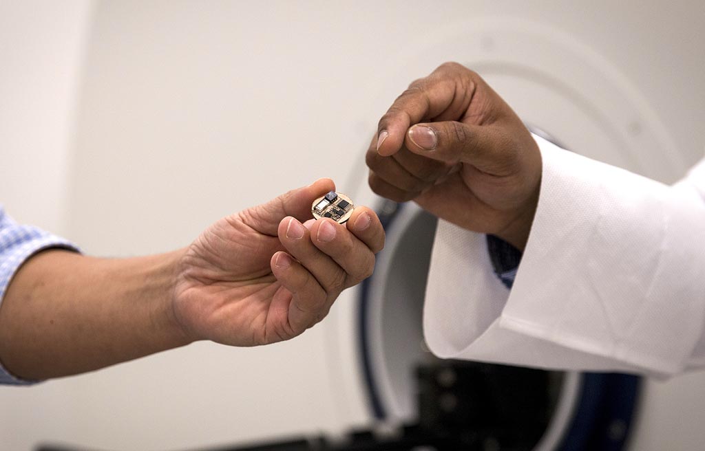 Imagen: Un nuevo dispositivo en miniatura podría ser utilizado en las máquinas de resonancia magnética existentes y permitir a los médicos realizar simultáneamente la imagenología de diagnóstico y registrar las señales electrofisiológicas (Fotografía cortesía de Shannon Kane/Purdue Research Foundation).