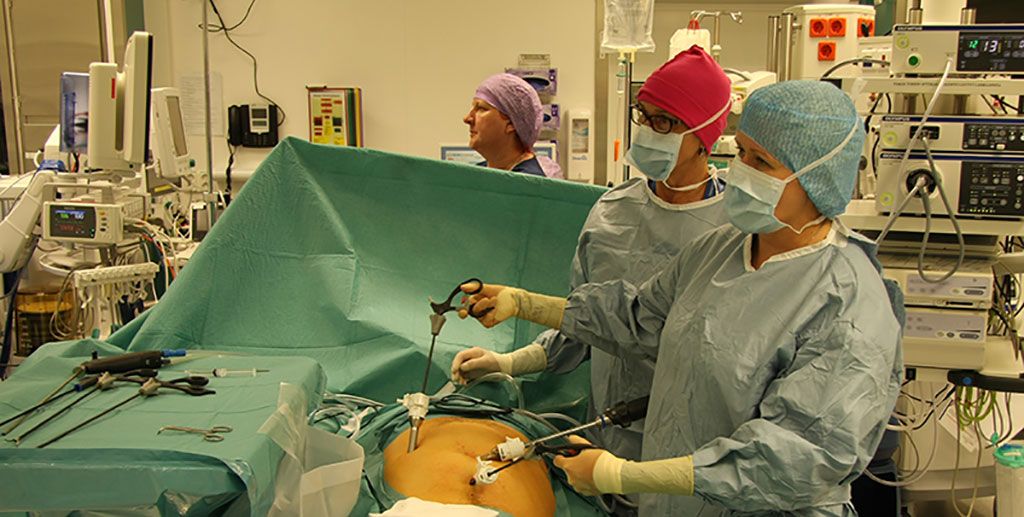 Imagen: El profesor Salminen realiza una apendicectomía laparoscópica (Fotografía cortesía de TYKS)