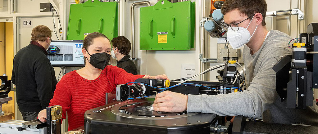 Imagen: Investigadores de TUM trabajando juntos en el escáner de tomografía micro computarizada (Fotografía cortesía de TUM)