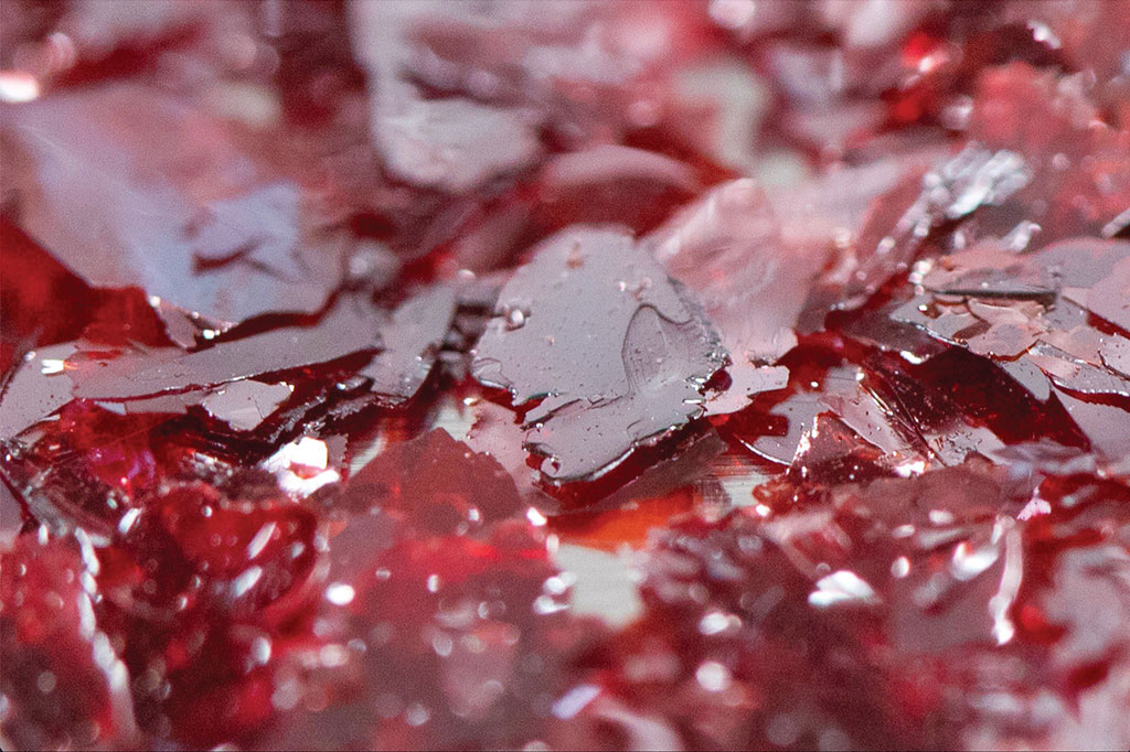 Imagen: Los cristales de BiOI similares al rubí pueden mejorar la seguridad de las imágenes médicas al reducir las intensidades de los rayos X dañinos (Fotografía cortesía de la Universidad de Cambridge)