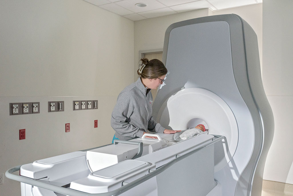 Imagen: El sistema de resonancia magnética neonatal Ascent3t está diseñado específicamente para la anatomía infantil (Fotografía cortesía de Eyas Medical Imaging)