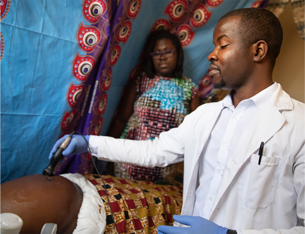 Imagen: Un ecografista realizando un escaneo de ultrasonido en Zambia (Fotografía cortesía de la Facultad de Medicina de la UNC)