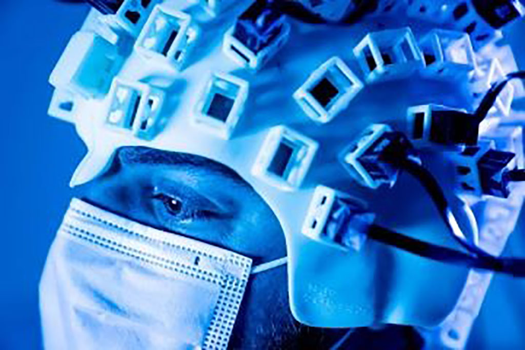 Imagen: El casco de escaneo cerebral con sensores registra la función cerebral  (Fotografía cortesía de Virginia Tech)