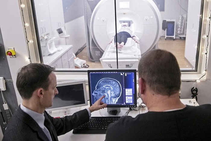 Imagen: Un nuevo estudio ha vinculado el amiloide anormal en la sangre con los cambios cerebrales en la resonancia magnética de difusión (Fotografía cortesía de la Universidad de Florida)