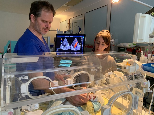 Imagen: Un examen de ultrasonido cardíaco que se realiza en un bebé de 7 semanas (Fotografía cortesía de ETH Zurich)