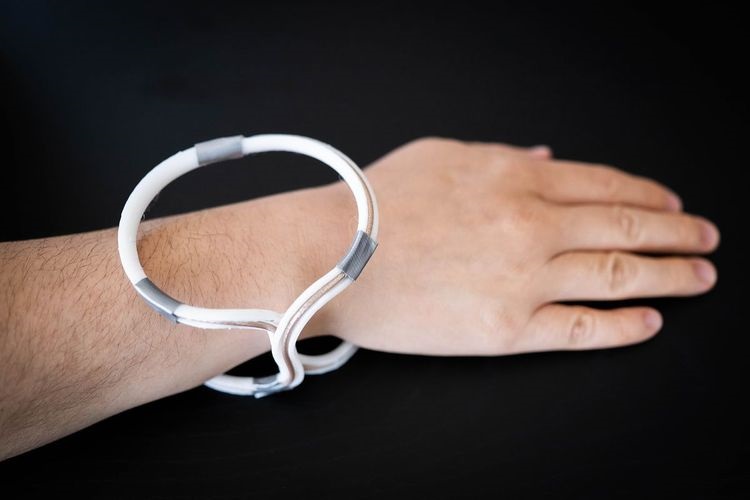 Imagen:  Un brazalete portátil similar a una joya reduce el ruido de fondo para aumentar drásticamente la potencia de la resonancia magnética (foto cortesía de la Universidad de Boston)