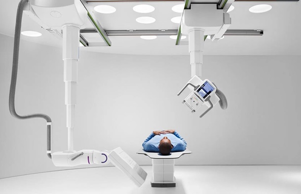 Imagen: La asociación se centrará en la integración del sistema de imágenes Siemens Multitom Rax en el ecosistema Medtronic AiBLE para cirugía de columna (Foto cortesía de Siemens Healthineers)