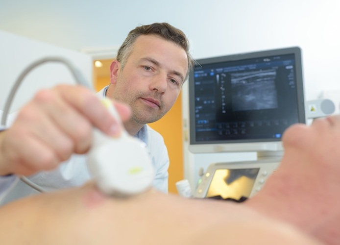 Imagen: la herramienta de ultrasonido pulmonar impulsada por IA superó a los expertos humanos en un 9 % en el diagnóstico de tuberculosis (Adobe Stock)